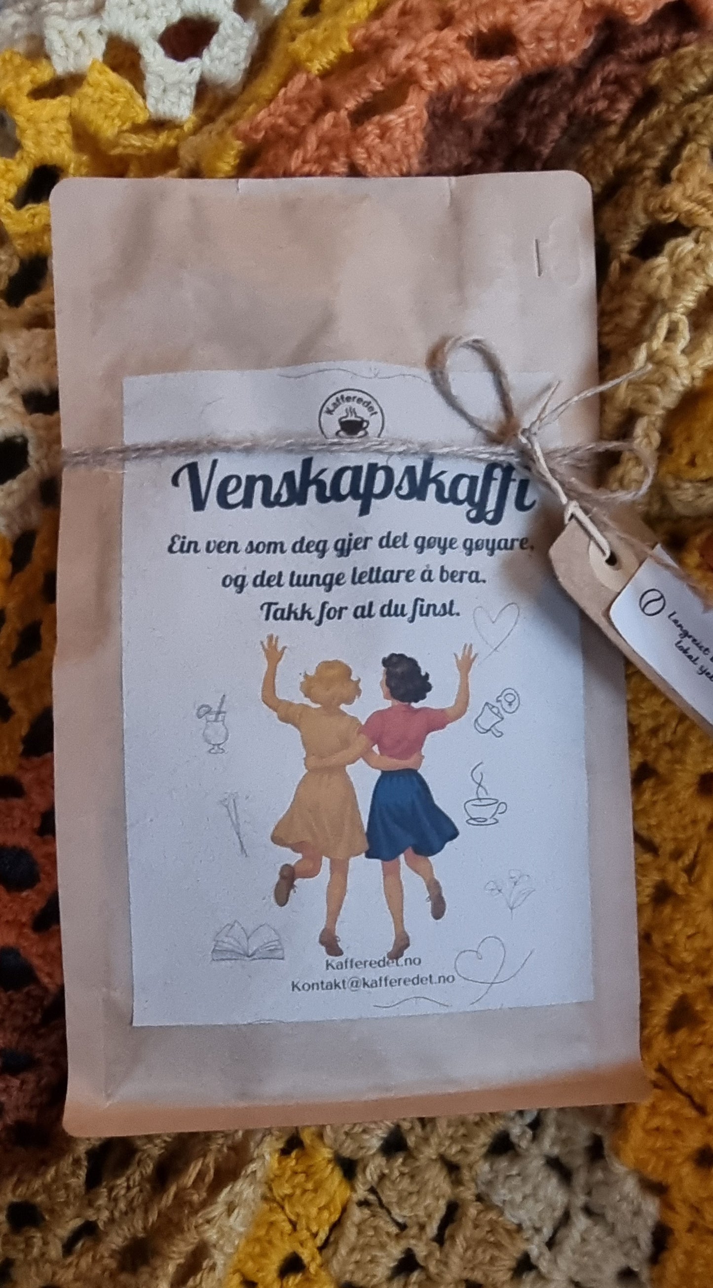 En kopp til dei som får deg til å le frå magen, som ser deg slik du er, og likar deg likevel. Varm, rund og ekte, som vennskap skal vere.